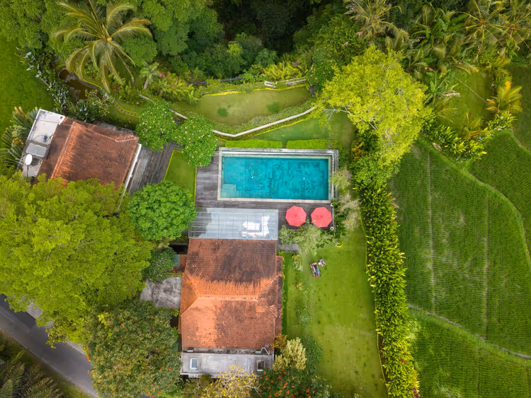 Luftaufnahme: Villa mit Pool inmitten von Reisterrassen