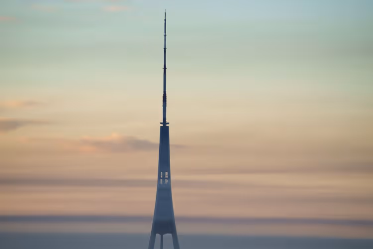 Sabah pusunda Riga Radyo ve Televizyon Kulesi
