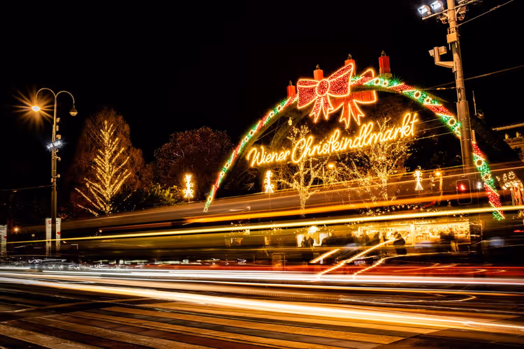 Illuminations du soir au marché de Noël de Vienne