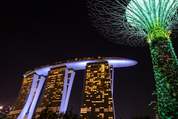 Marina Bay Sands bei Nacht und beleuchteter Supertree in Singapur