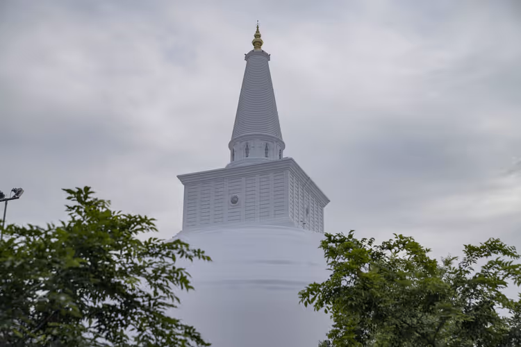 Witte Ruwanwelisaya-stoepa onder een bewolkte lucht