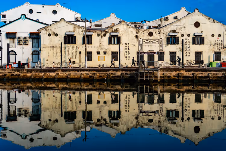 Alte weiße Gebäude spiegeln sich im Wasser