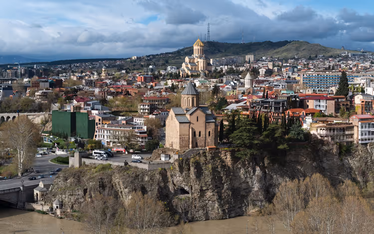 Panoramautsikt over Tbilisi med kirker og en klippe