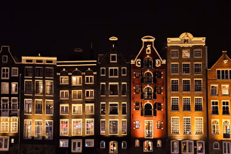 Amsterdamer Grachten bei Nacht beleuchtet