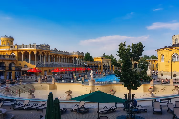 Dampf über den Becken des Széchenyi-Bads