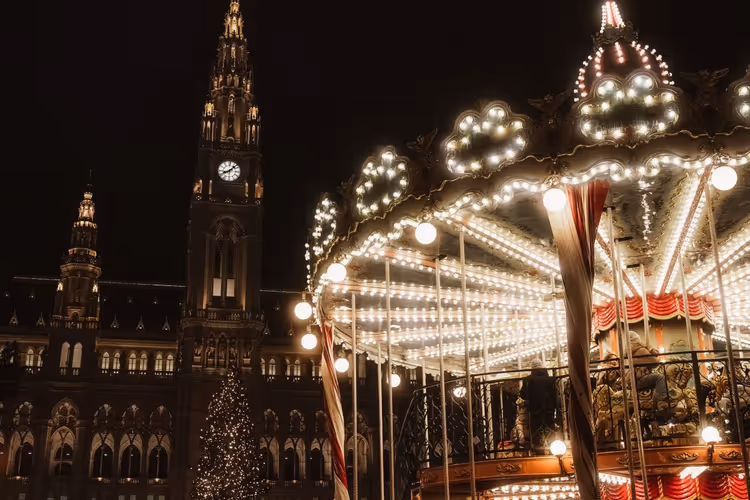 Christkindlmarkt am Wiener Rathaus am Abend