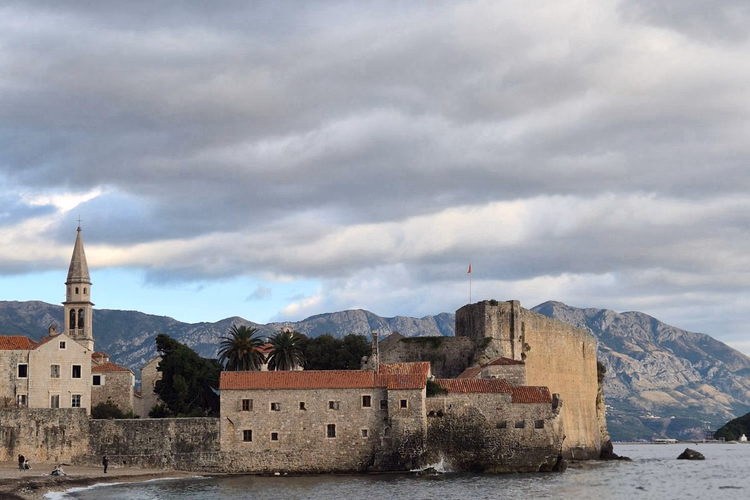 Budva vanalinn Aadria mere ääres