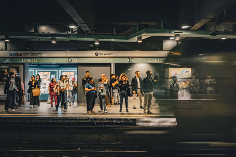 Passasjerer på plattformen på Loreto t-banestasjon i Milano