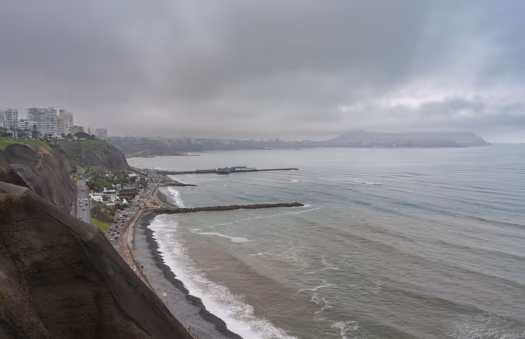Lima'daki Miraflores yalıyarları ve Büyük Okyanus