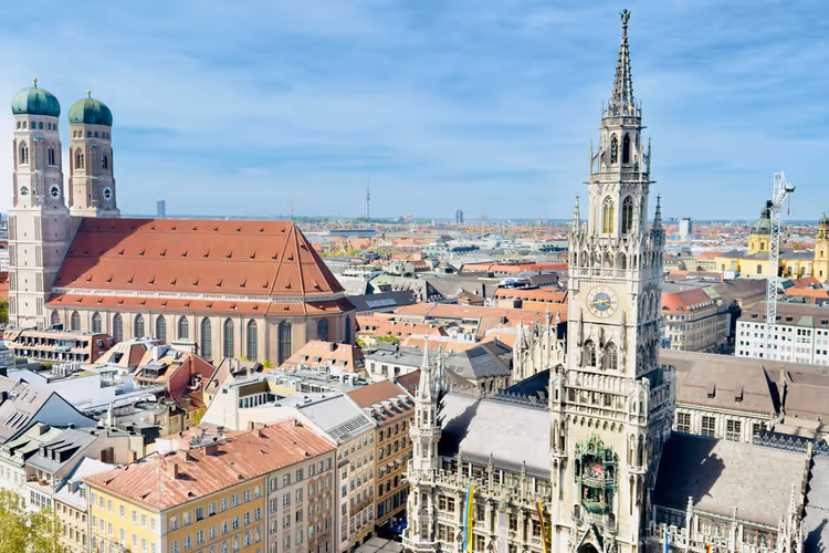 Marienplatz ve Münih belediye binasının yukarıdan görünümü