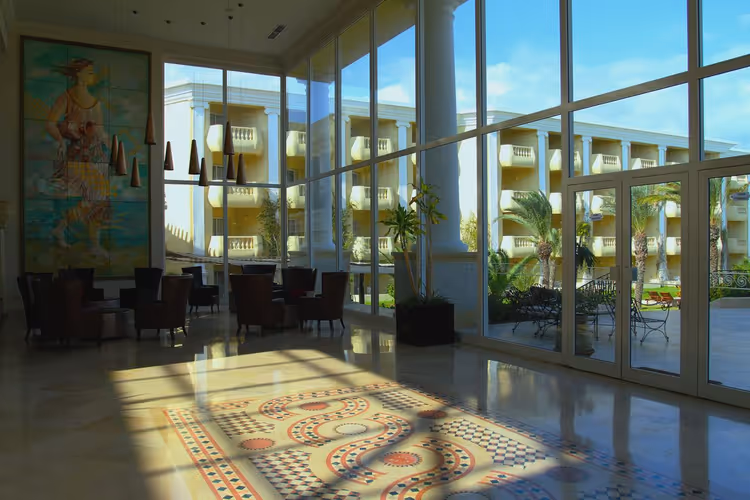 Panoramik pencereleri olan aydınlık lüks otel lobisi