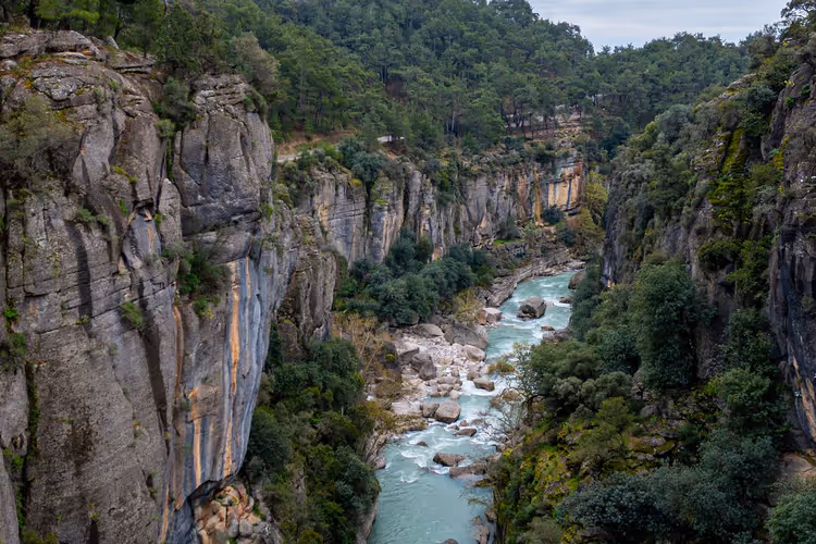Köprülü Canyon met turquoise rivier tussen kliffen