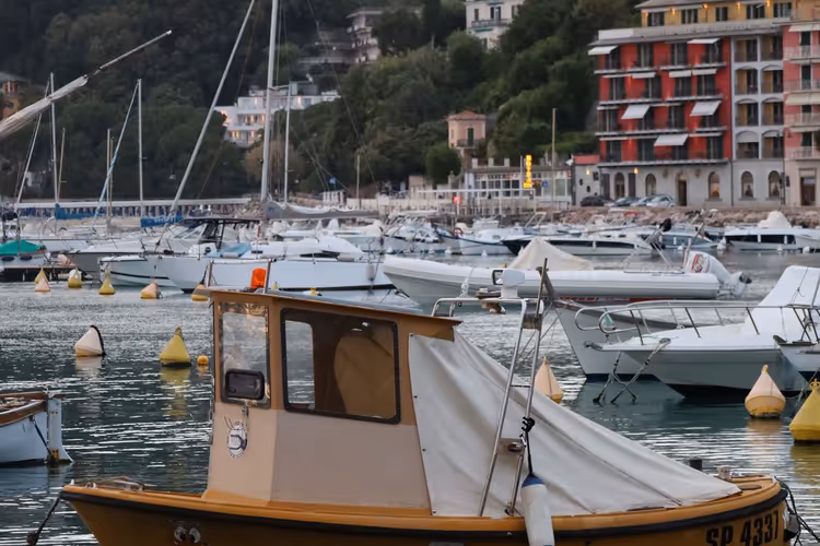 Ligurya kıyısında Lerici limanı