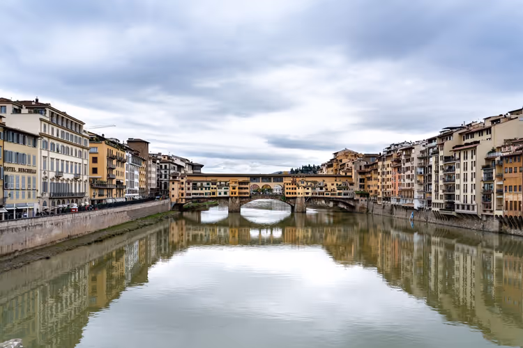 Ponte Vecchio über dem Arno in Florenz