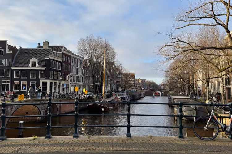 Amsterdamer Gracht im Winter mit Fahrrädern an den Häusern