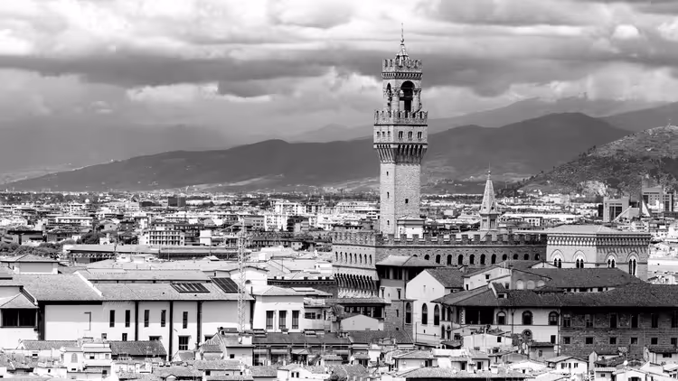Svart-hvitt-panorama over Firenze med tårnet til Palazzo Vecchio