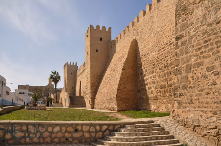 De befestede murene rundt den gamle medinaen i Sousse med et tårn