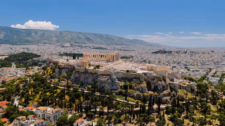 Die Akropolis mit dem Parthenon über der Stadt Athen