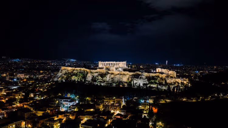 Nachtzicht op de Akropolis boven de daken van Athene