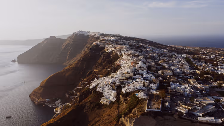 بيوت بيضاء على الجروف المطلة على كالديرا سانتوريني