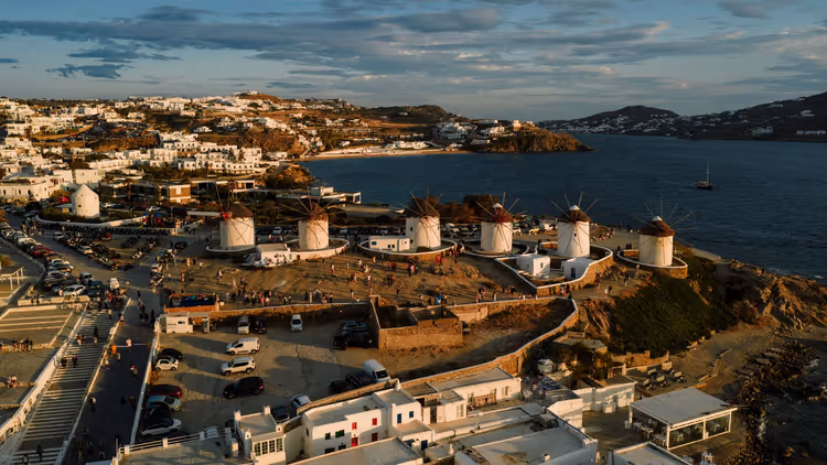 Windmolens van Mykonos boven de Egeïsche Zee