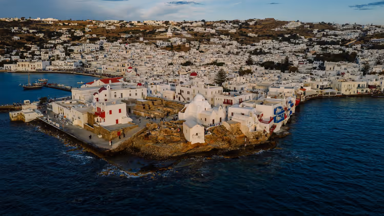 Vista aérea de Miconos con casas blancas y el mar