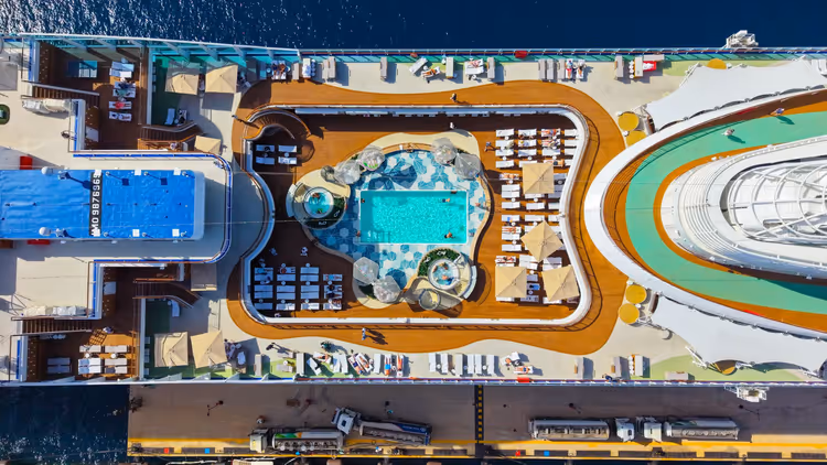 Ovation of the Seas gemisinin güvertesindeki havuza yukarıdan bakış