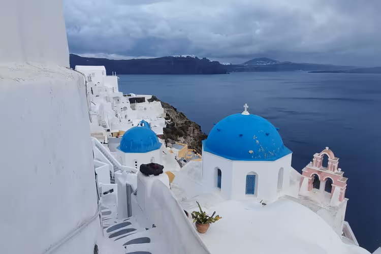 Dômes bleus de Santorin surplombant la mer Égée