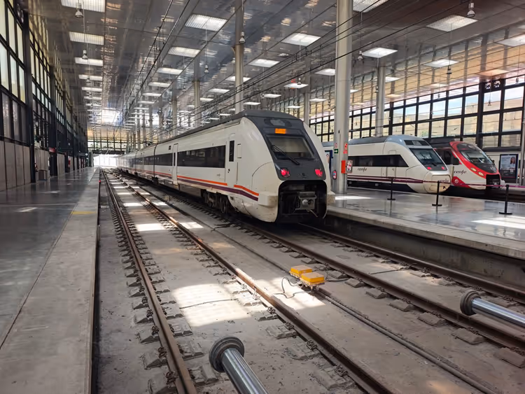 Media Distancia-treinen op de sporen van station Cádiz