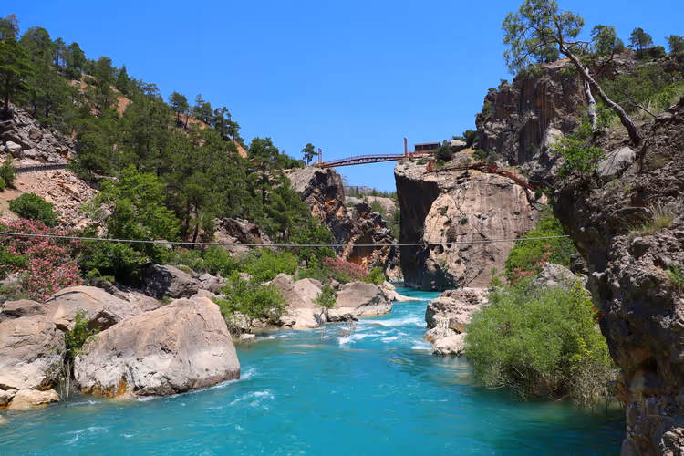 Turkuaz nehirli ve asma köprülü kanyon