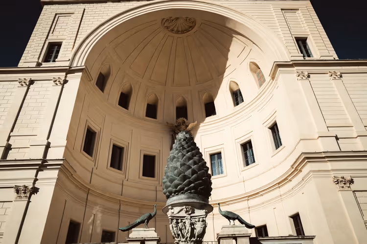 Bronzen pijnappel met pauwen in het Vaticaan