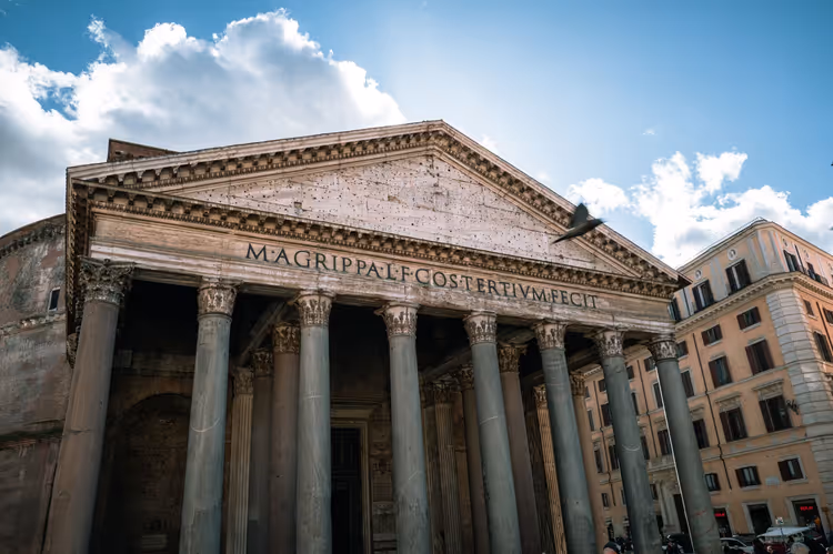 Gevel van het Pantheon met antieke zuilen in Rome
