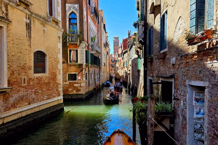 Gondol i en smal kanal i Venezia