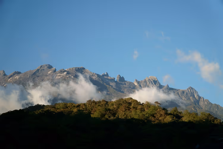 Mont Kinabalu avec des nuages au-dessus de la forêt tropicale de Bornéo