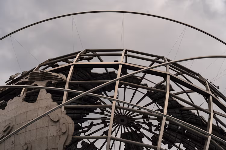 frame van de Unisphere-globe in een park in Queens onder een grijze lucht
