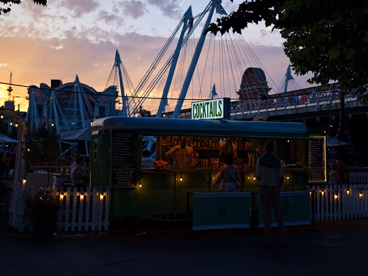 Londra'da South Bank'ta akşam kokteyl standı