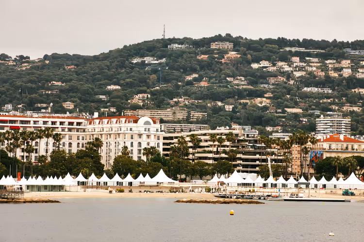 Panorama van de kustlijn van Cannes met strand en hotels