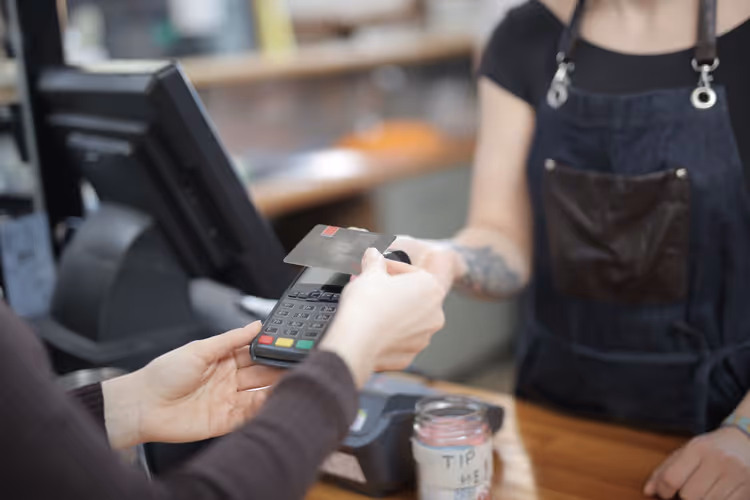 Klant betaalt met kaart bij de betaalterminal