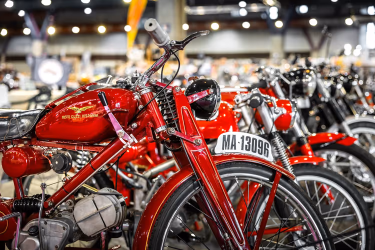 Müze sergisinde kırmızı klasik Moto Guzzi Hispania motosikletleri