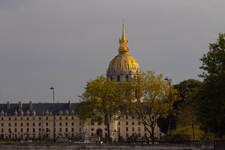 Cúpula dourada da Catedral de Saint-Louis em Paris