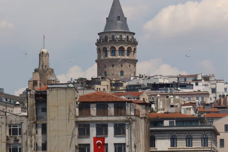Galataturm zwischen den Dächern von Beyoğlu