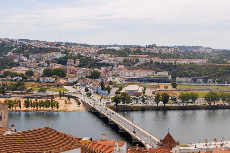 Panorámica de Coímbra sobre el río Mondego