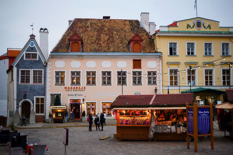 Altstadtgasse in Tallinn mit bunten Häusern