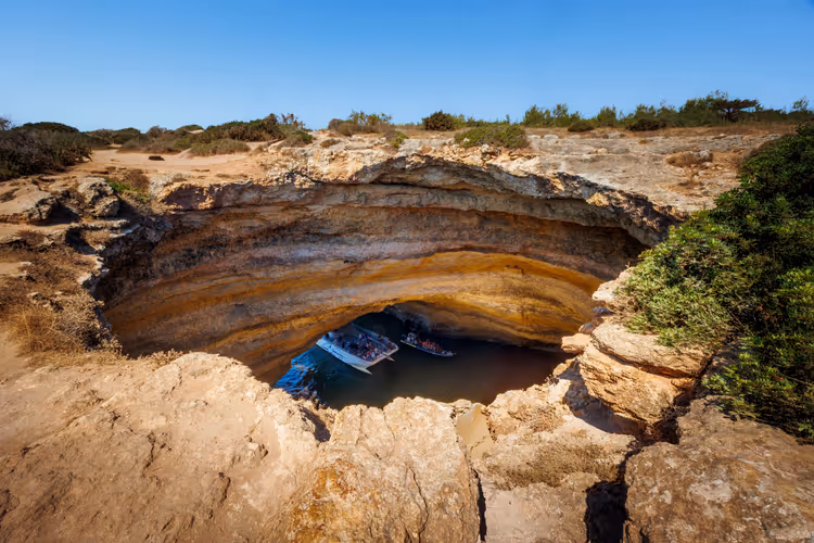 Cueva de Benagil con un arco marino