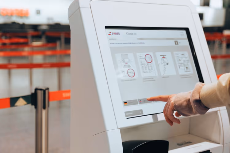 Passagier am Check-in-Schalter des Flughafens