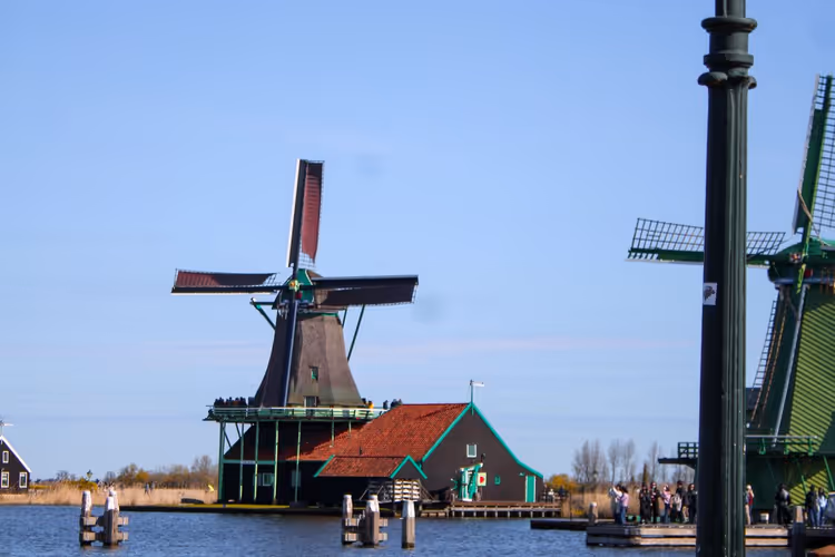 Vindmøller ved Zaanse Schans ved vannet