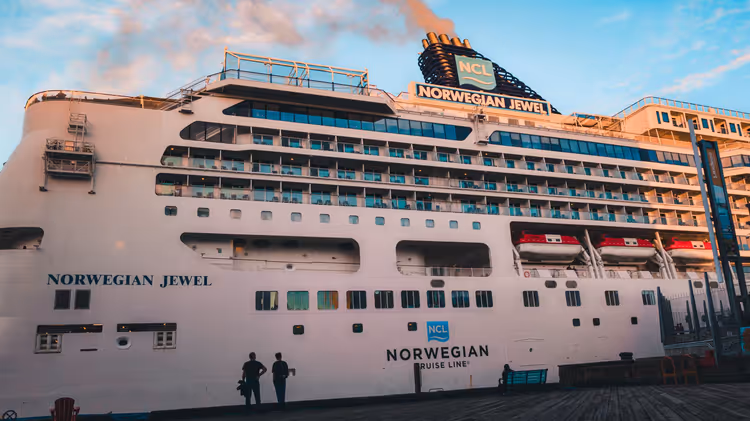 Sidebilde av cruiseskipet Norwegian Jewel i solnedgang