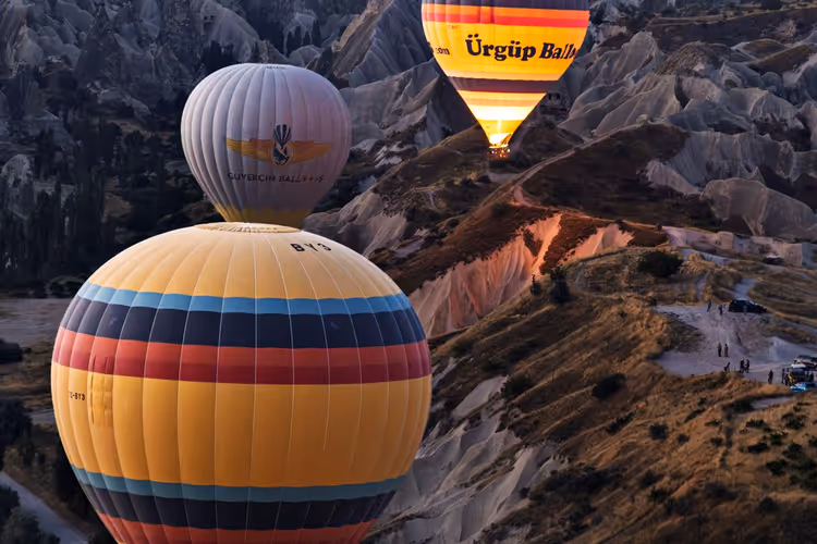Heißluftballons über Kappadokien im Morgengrauen