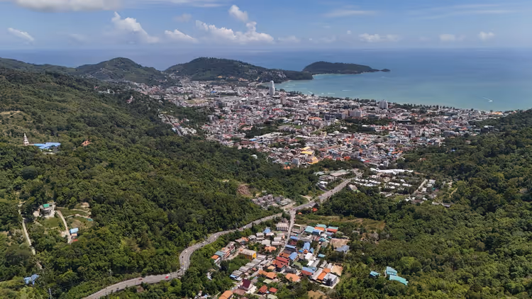 Flyfoto av Patong by og bukt ovenfra