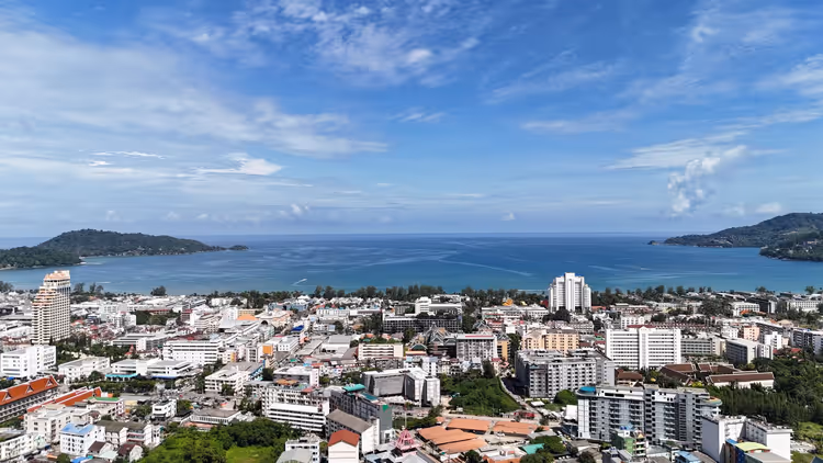 Panoramisch uitzicht op Patong met zee en stad